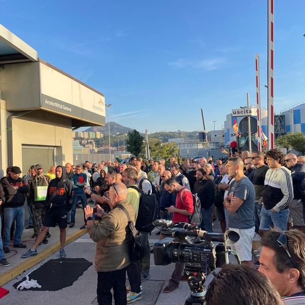 Ex Ilva, continua lo stato di agitazione, ma dopo l'assemblea i lavoratori sono tornati in fabbrica
