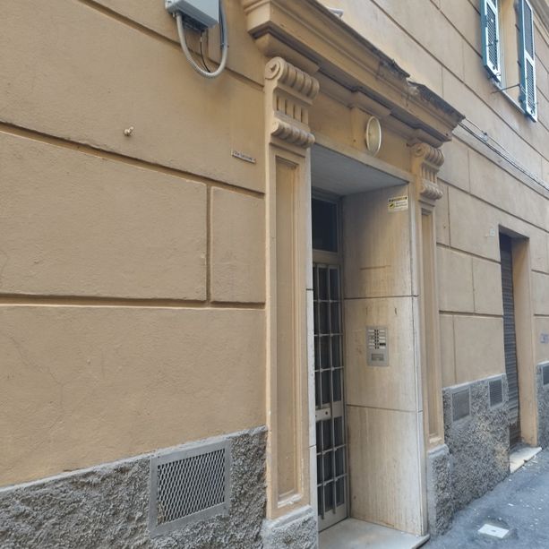 Accoltellamento di via Chiusone, il condominio ha 65 mila euro di contenzioso, botta e risposta tra amministratore e Iren