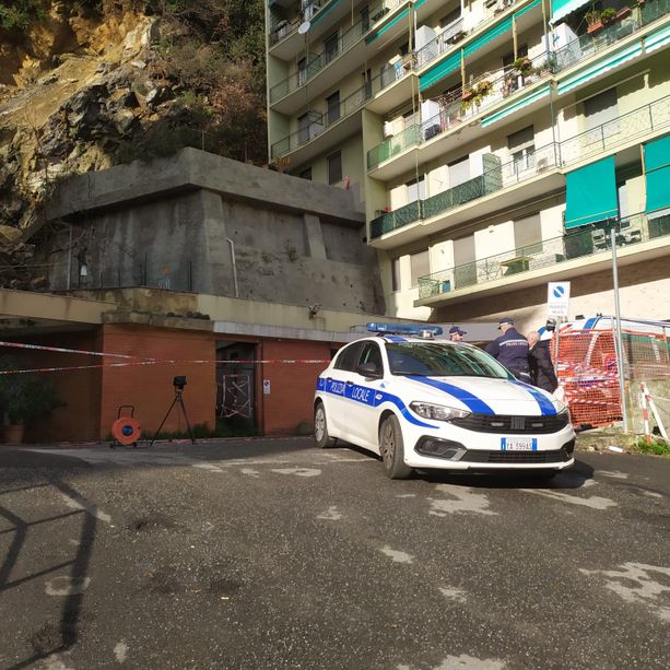Frana in via Posalunga, gli sfollati: &quot;Volevano farci lasciare l'hotel domani&quot;, dopo una trattativa permanenza garantita fino al 9 gennaio (Video)