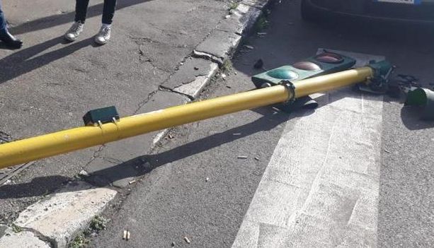 Il semaforo si spezza e cade sull’auto: Merlini e Beltrame interrogano il Municipio di Locarno