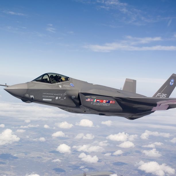 Raccolta firme per impedire al governo svizzero l’acquisto degli aerei da combattimento americani F-35A scelti dal Consiglio federale