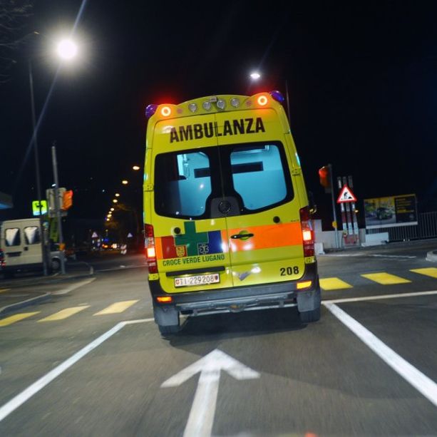 Moto contro muro: centauro 18enne del Luganese in fin di vita all’ospedale