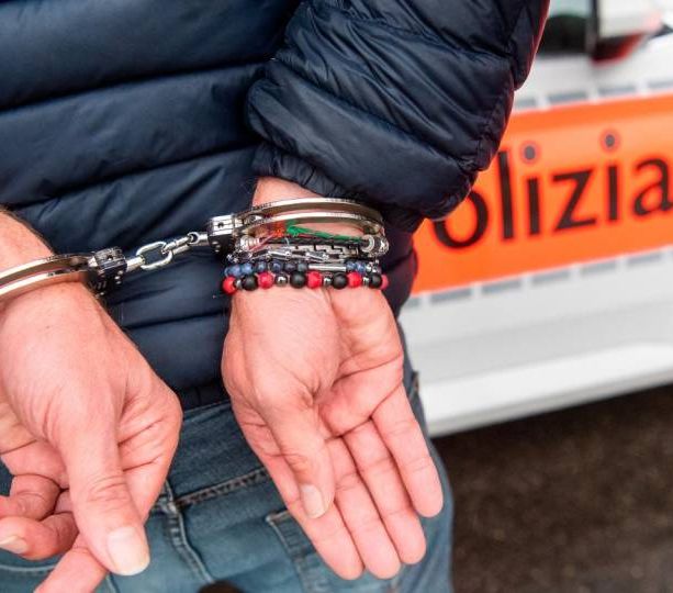 Rapina a mano armata in un chiosco di Paradiso: arrestato l'autore