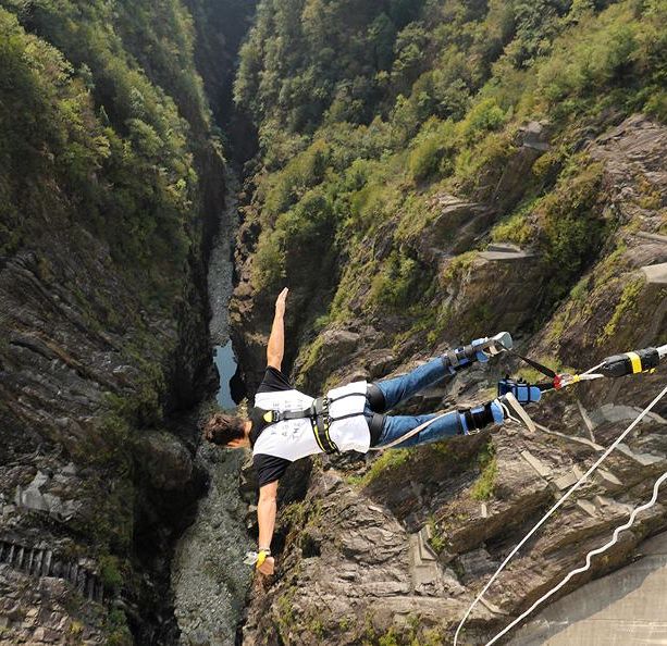 Bungee Jumping dai 220 metri della diga di Verzasca