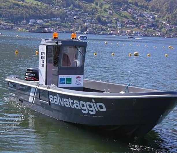 Si tuffa nel lago Maggiore e non riemerge