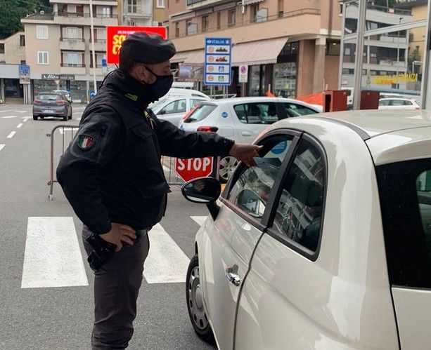 Residenti in Italia ma con auto immatricolate in Svizzera: la Finanza di Ponte Tresa sequestra anche una Porsche