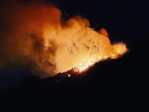Bruciano i boschi tra Varesotto e Canton Ticino: nella notte evacuate altre 32 persone a Indemini