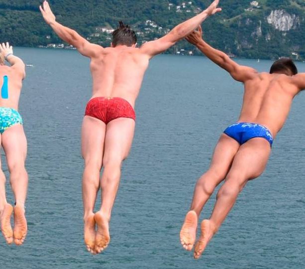 Un volo mozzafiato verso l'acqua sottostante: questo è il Lugano Cliff Diving
