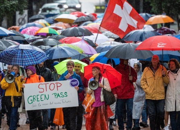 Il divieto di tenere eventi e manifestazioni di protesta per evitare i contagi è una violazione dei diritti fondamentali
