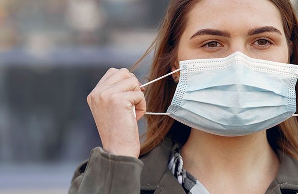 Da da lunedì, sarà obbligatorio indossare la mascherina in tutti gli spazi interni accessibili al pubblico. Il MpS: &quot;Provvedimento tardivo&quot;