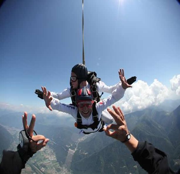 Il brivido di un salto nel vuoto appesi ad un paracadute? C’è il “Para Centro Locarno”