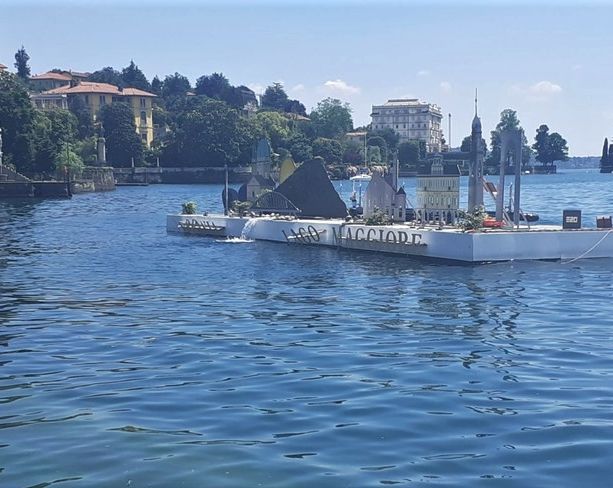 Giovane svizzero vandalizza la nuova piattaforma galleggiante e imbratta con lo spray muri e panchine a Pallanza