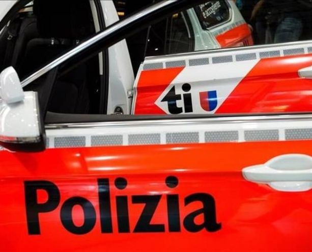 Due sconosciuti rapinano un distributore di benzina nei pressi del valico di Fornasette