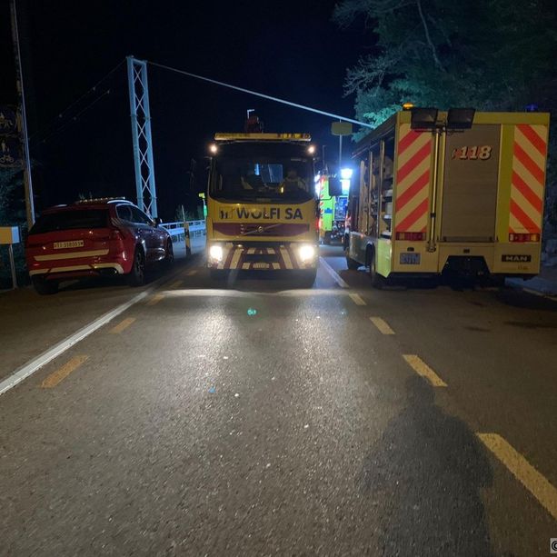 Sbanda ed esce di strada e precipita con il furgone: estratto dai pompieri dalle lamiere contorte