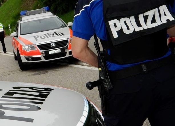 Forza due posti di blocco e causa tre incidenti: varesino denunciato quale pirata della strada
