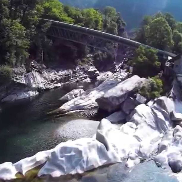 Cade da un albero nei pressi del &quot;Pozzo di Tegna&quot;: gravi ferite alla schiena