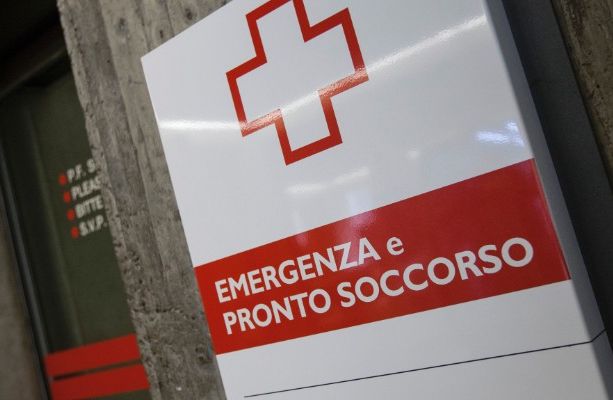 Lugano, diciannovenne si arrampica su un cancello e cade: è grave