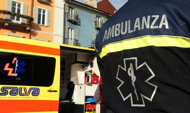 Quartino, perde il controllo dell'auto e finisce contro un muro: grave all'ospedale