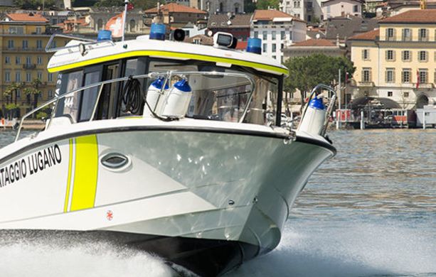 Si tuffa nel Ceresio e non riemerge