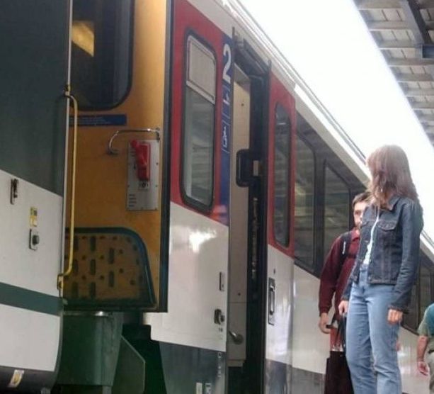 Invitati a rispettare le norme Covid, aggrediscono i poliziotti: fermati su un treno in arrivo a Giubiasco