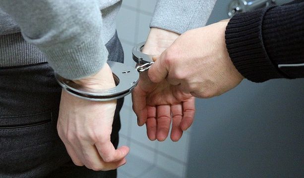 Lo fermano per non aver rispettato lo stop e gli trovano indosso 400 grammi di cocaina: arrestato un italiano