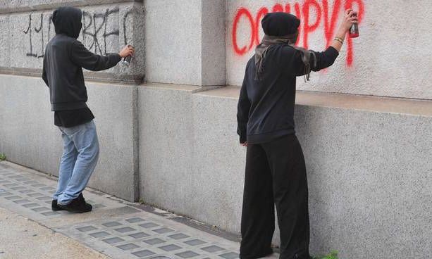 Deturpano con scritte e disegni effettuati con bombolette spray serrande, muri e pareti di proprietà pubbliche e private: tre denunciati