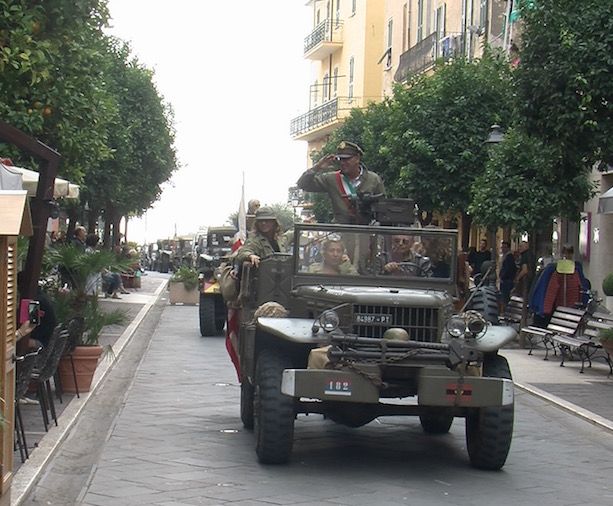 Raduno di veicoli militari d'epoca a Locarno