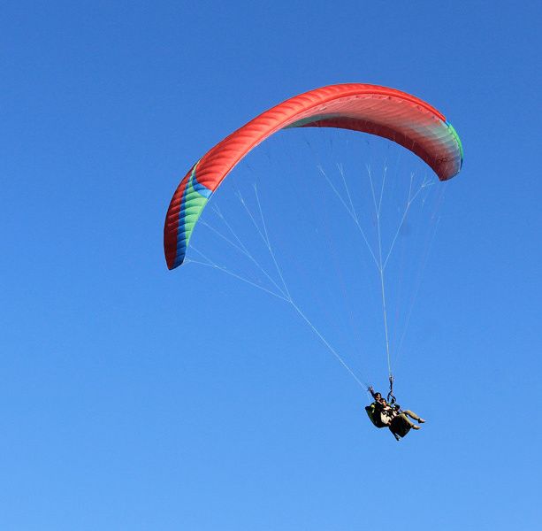 Un italiano precipita con il parapendio per 15 metri: è grave