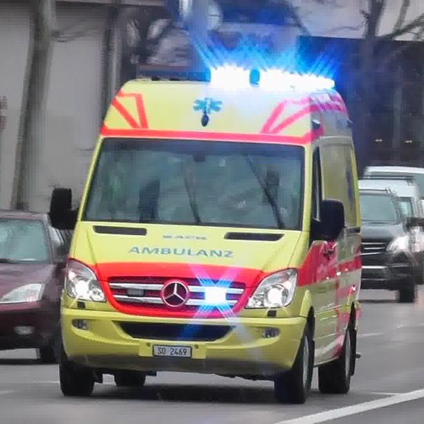 Non da la precedenza in bici e si scontra con un camion: dominicana in fin di vita all'ospedale