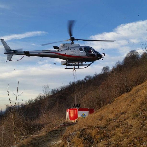 In fiamme ettari di bosco del Canton Ticino, in azione due elicotteri