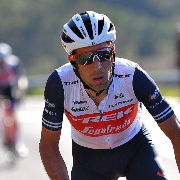 Vincenzo Nibali cade dalla bici mentre si allena sulle strade del Ticino. Ricoverato all’ospedale di Lugano