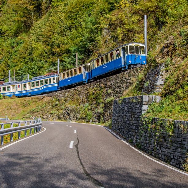 Centovallina, a caccia di uova con il treno storico
