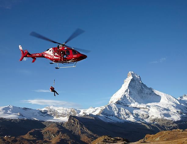 Cade per 50 metri in Canton Vallese, grave un alpinista di 31 anni