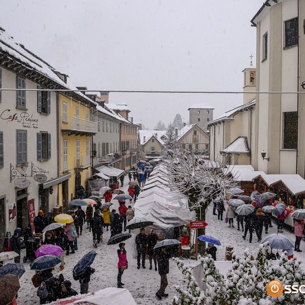 A Santa Maria Maggiore la magia dei Mercatini di Natale con la neve FOTO