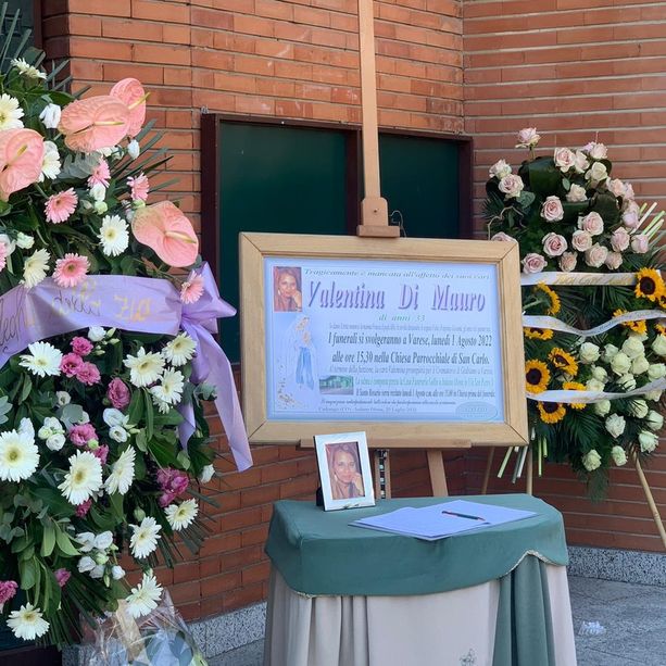 Una folla silenziosa per l'addio a Valentina: Varese e Cadorago unite nel dolore