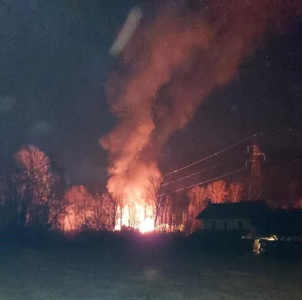 Incendio in una casa a Stabio, una persona intossicata e strada chiusa: traffico in tilt e pesanti disagi per i frontalieri