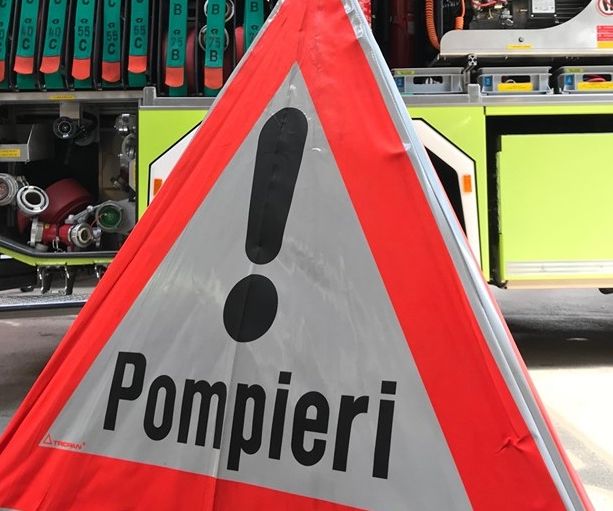 Incendio nella notte in un parcheggio di Mendrisio: trenta evacauti, due intosscati