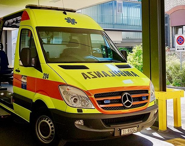 Diciannovenne italiano rischia di annegare in piscina a Lugano: il bagnino gli salva la vita