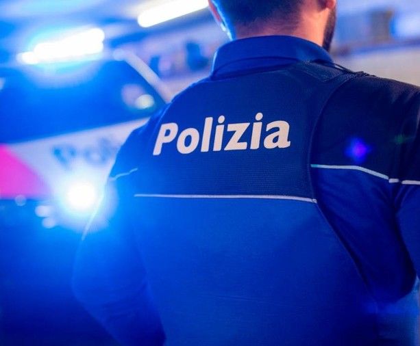 Cammina in autostrada con il volto insanguinato, poi aggredisce un poliziotto. Momenti di follia in Canton Ticino