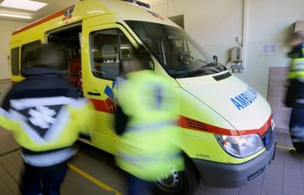 Si sente male alla guida dell'auto, urta una macchina e poi finisce contro un muretto: grave un 61enne in Canton Ticino