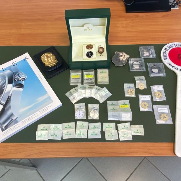 Dalla Svizzera con ricambi per orologi di lusso non dichiarati: scoperto dalle Fiamme Gialle