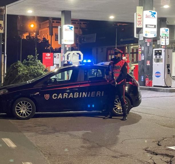 Danneggia decine di auto e punta un fucile contro i Carabinieri, arrestato un cittadino svizzero
