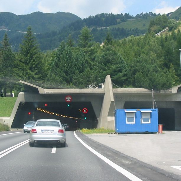 'Brucia' 17 semafori rossi, italiano denunciato in Svizzera