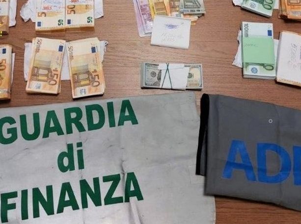 Nel 2022 intercettati da Finanza e Dogane quasi 4 milioni di euro ai valichi con Ticino e Vallese VIDEO