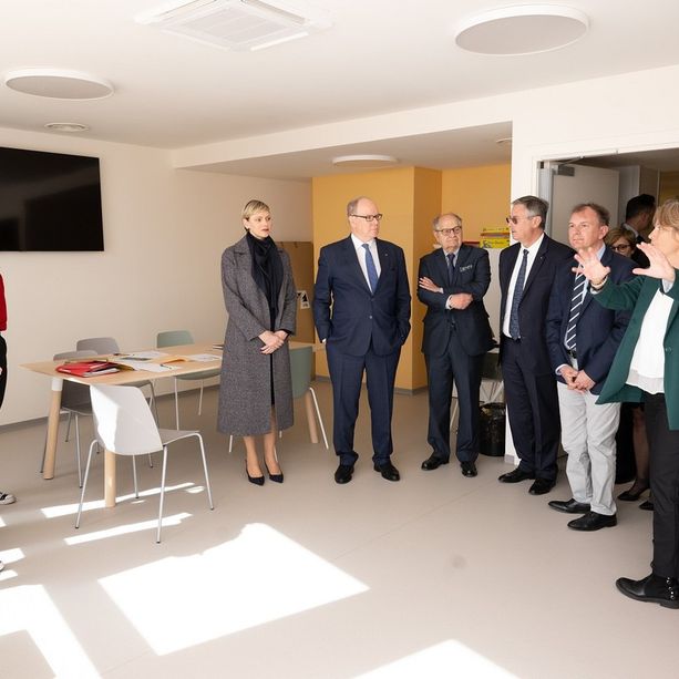 Il Principe Alberto e la Principessa Charléne in visita al centro diurno franco monegasco di accoglienza infantile di Beausoleil
