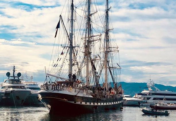 Il tre alberi Belem fa rotta verso il porto di Nizza