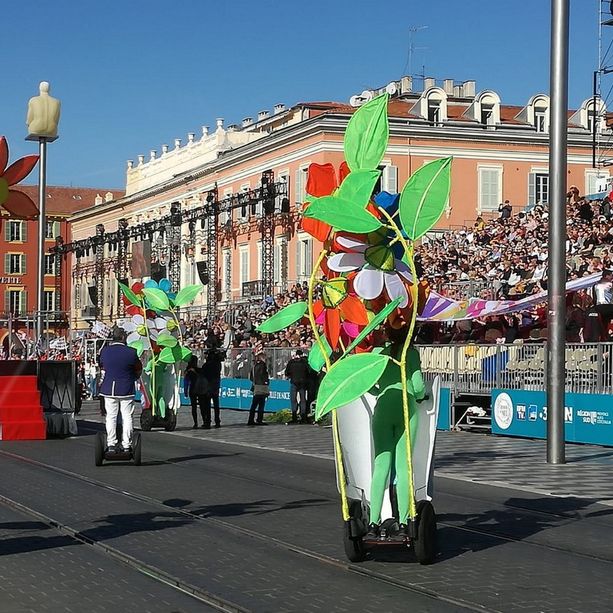 I carri della Battaglia dei Fiori stanno sfilando, il Carnevale di Nizza è partito (Foto e Video)