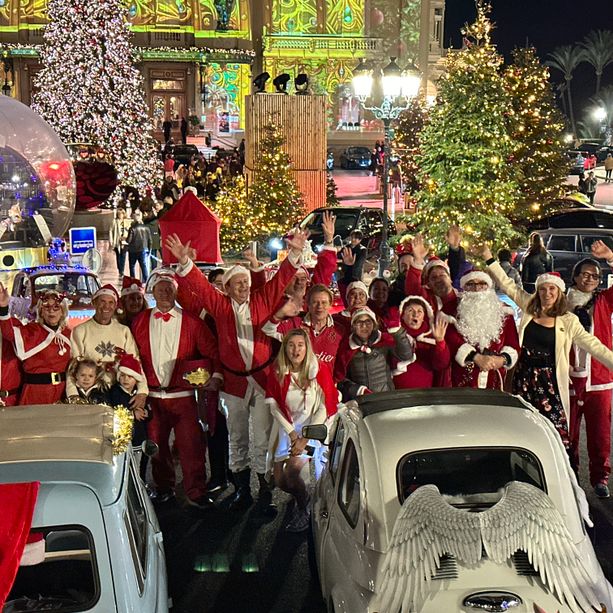 Monaco, per le strade del Principato la 5ª edizione della &quot;Parade de Noel&quot; con Babbo Natale e le leggendarie Fiat 500 storiche (FOTO)