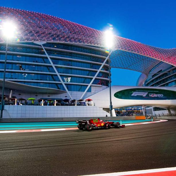F1. Ultime qualifiche dell'anno ad Abu Dhabi: pole di Verstappen, secondo Hamilton, settimo Leclerc