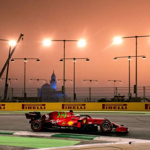 F1. A Jeddah vince Hamilton su Verstappen, lotta bellissima rovinata da decisioni inspiegabili dei commissari. Leclerc settimo ma sorride